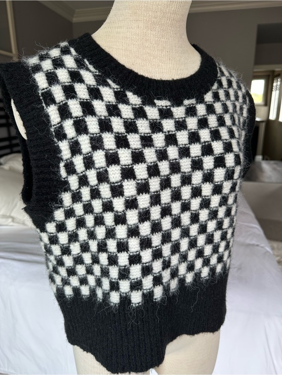 vestique Sweaters - vestique Black and White Checker Knit Sleeveless Sweater Vest, size medium